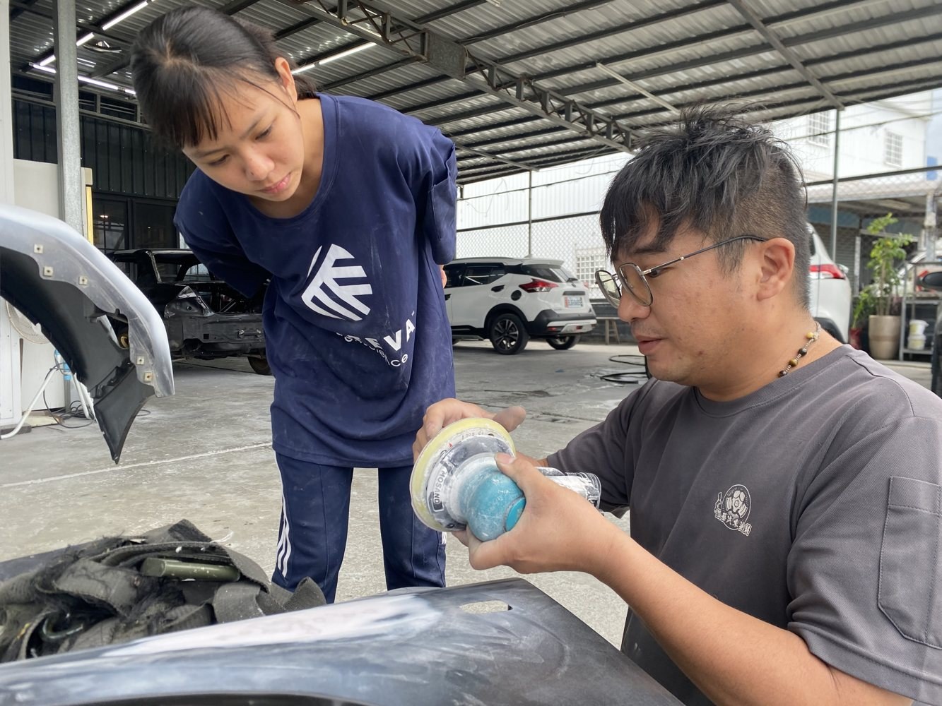 學生進行車輛板噴實作