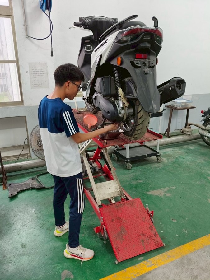 一年級學生進行機車修護技能練習