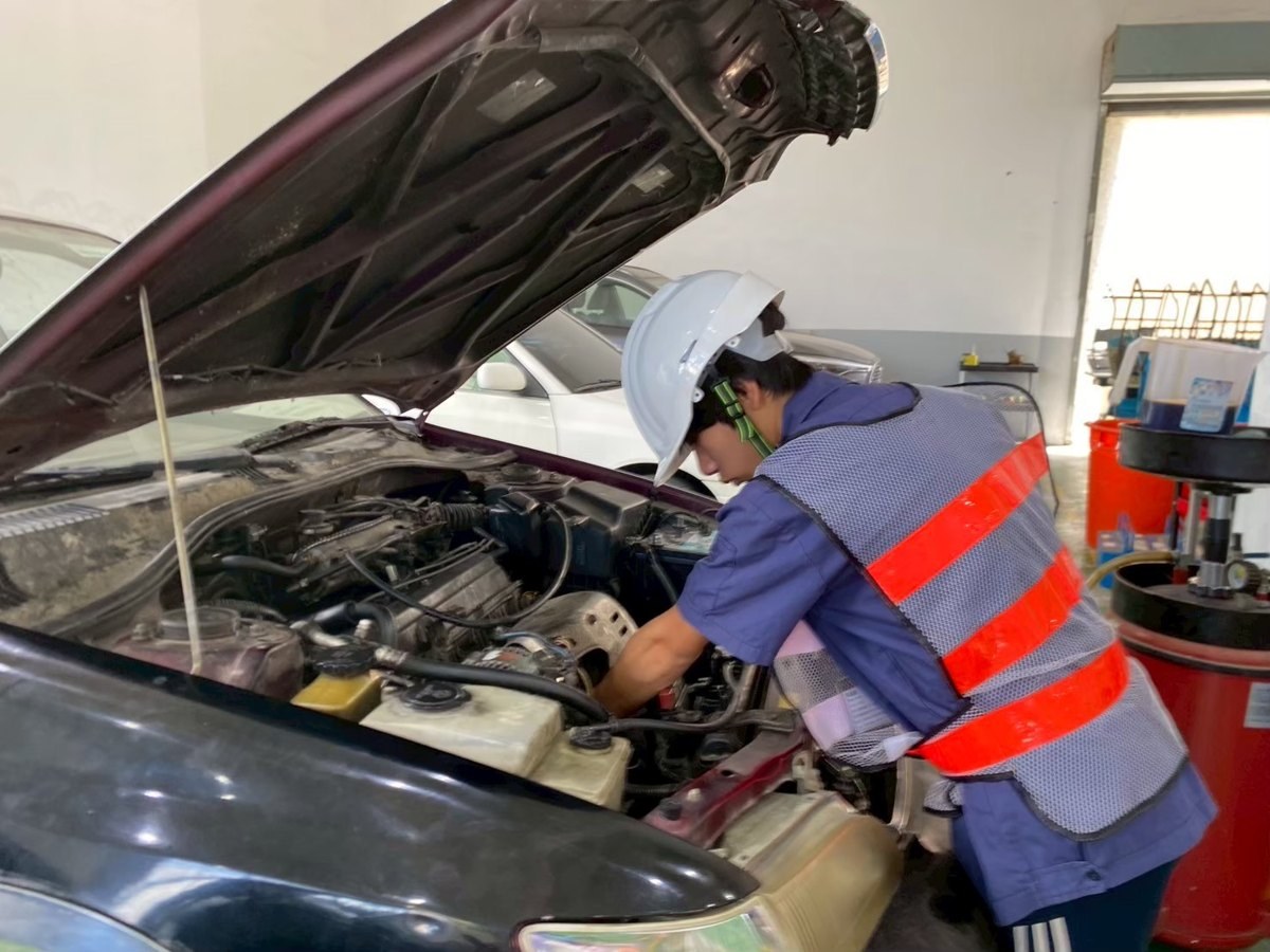 二年級學生進行汽車修護丙級檢定練習