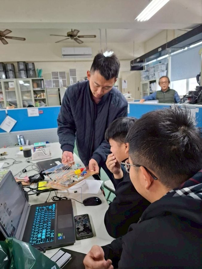 三年級學生進行專題實作討論