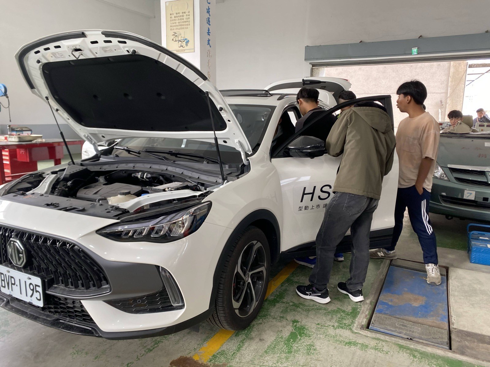 業師進行 MG 汽車技術講座