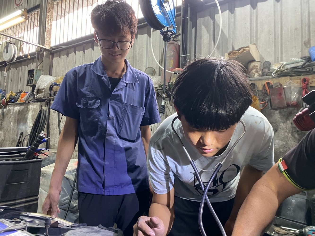 學生觀察車輛維修作業
