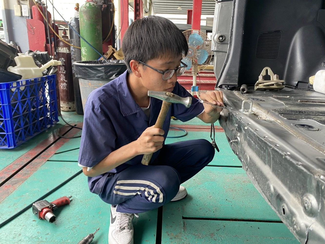 學生進行車身作業練習