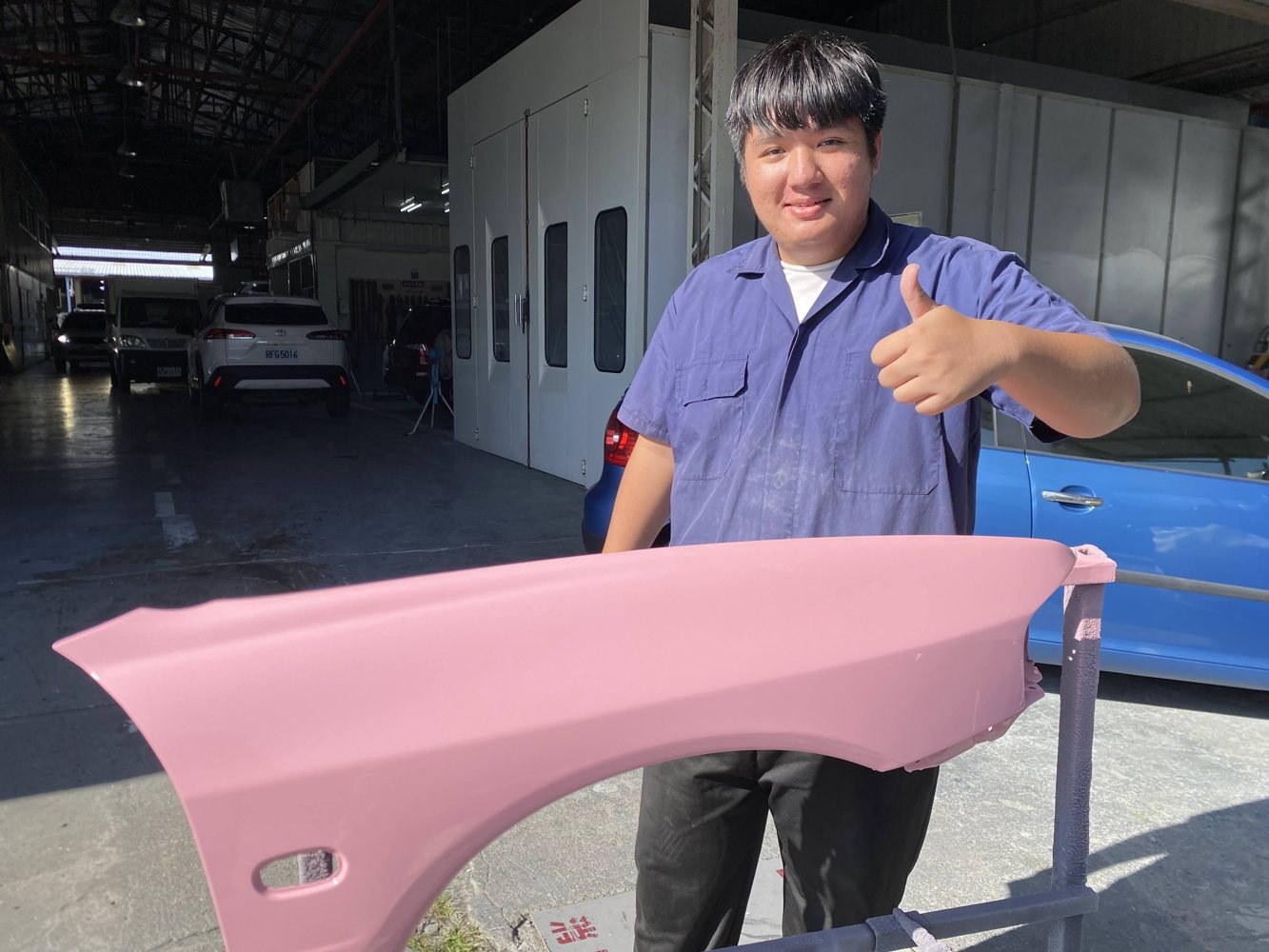 學生與板件展示