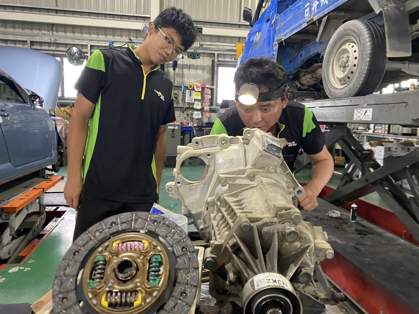 學生拆解車輛零件